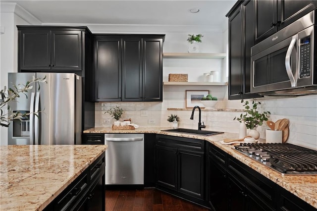 kitchen with sink, dark wood-type flooring, crown molding, decorative backsplash, and appliances with stainless steel finishes