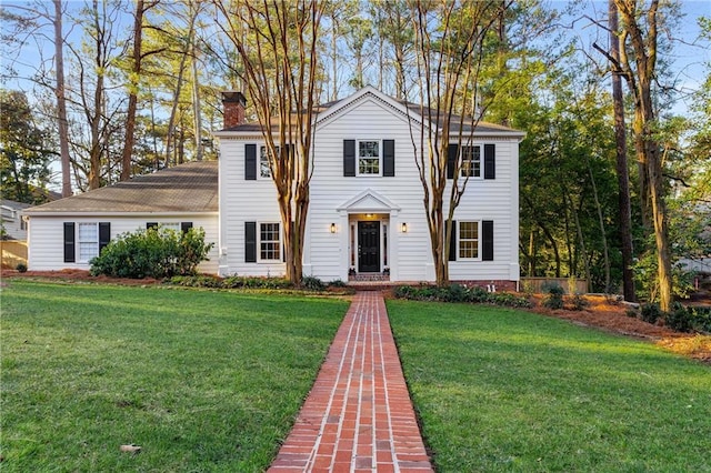 view of front facade featuring a front yard