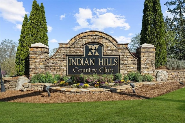 community sign with a yard