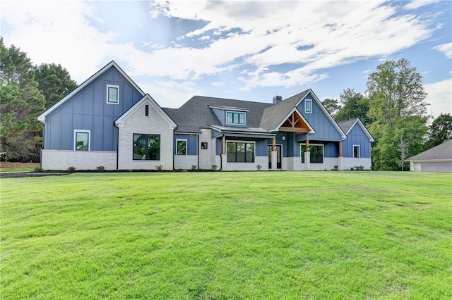 view of front of property featuring a front lawn