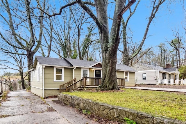 single story home with a front yard