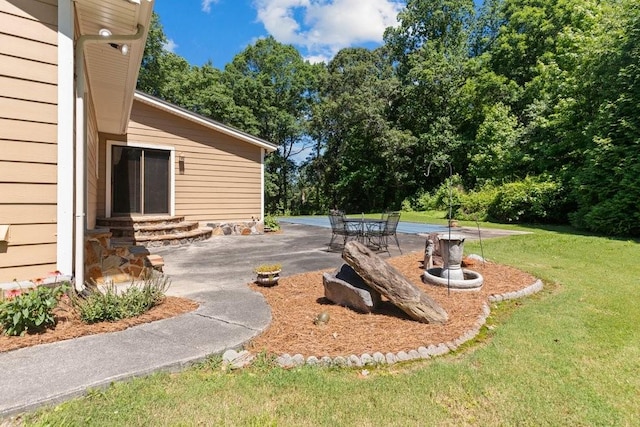 view of yard featuring a patio