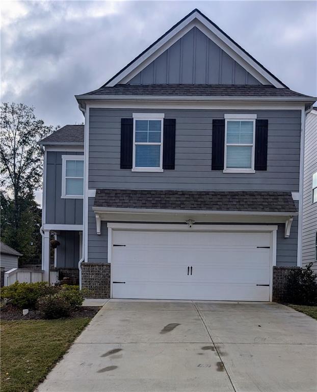 view of front of property featuring a garage