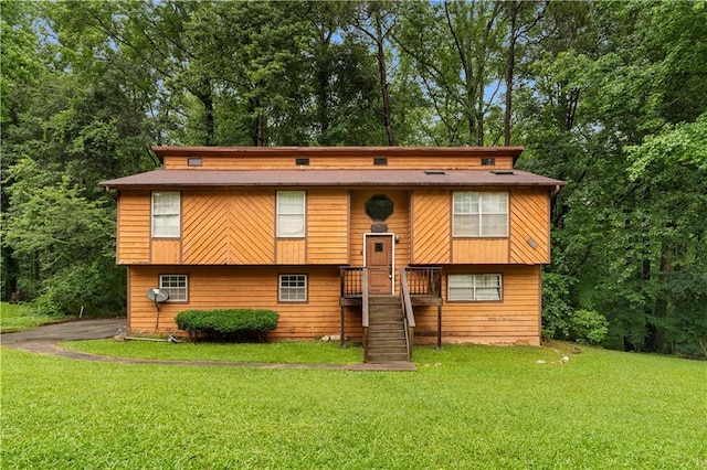 1822 Oriole Trl, Lithia Springs, GA 30122 - view of front of home with a front yard and view of wooded area
