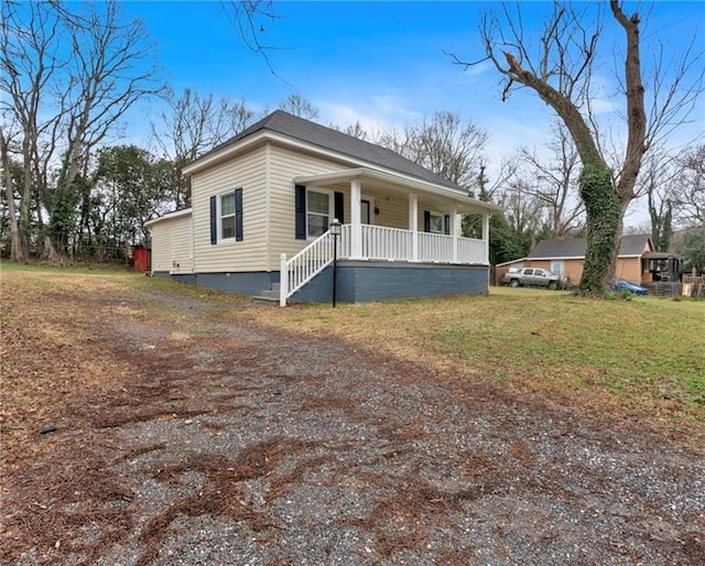 view of front facade featuring covered porch and a front lawn