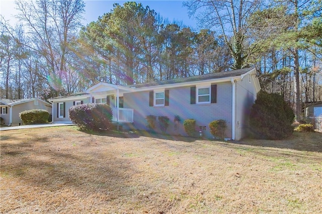 single story home featuring a front yard