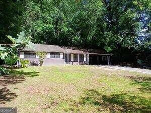 view of front of property featuring a front yard