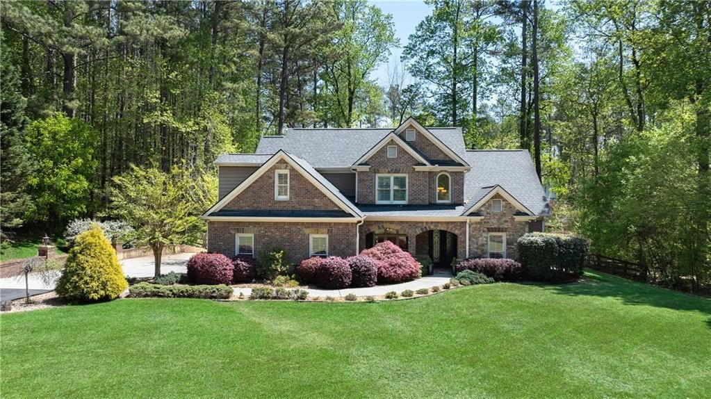 craftsman house featuring a front lawn