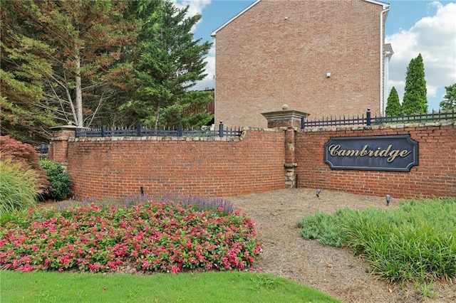 view of community / neighborhood sign