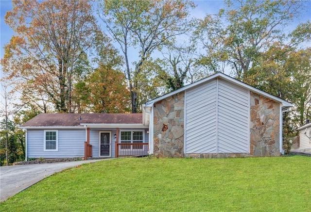 view of front facade with a front yard