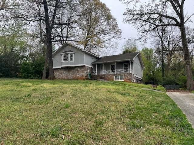 split level home with a front lawn