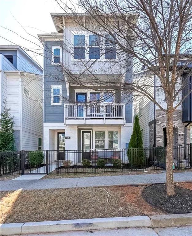 view of front of house with a fenced front yard