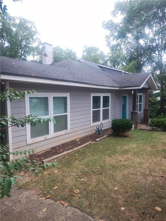 view of front facade featuring a front yard