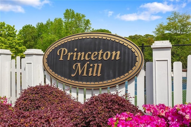 view of community / neighborhood sign