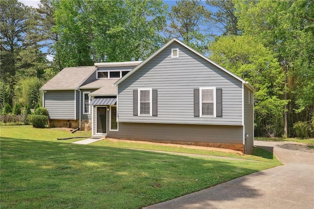 view of front of home featuring a front lawn