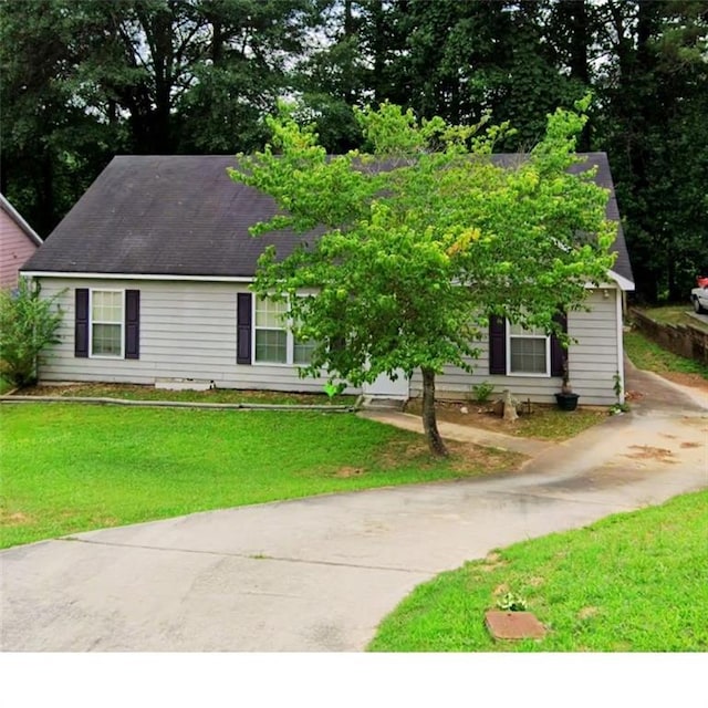 view of front of home featuring a front lawn