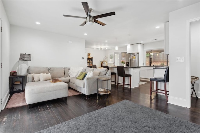 living room with dark wood-type flooring, recessed lighting, baseboards, and ceiling fan