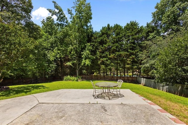 305 Hickory Pointe Ct, Villa Rica, GA 30180 - fenced backyard with a patio