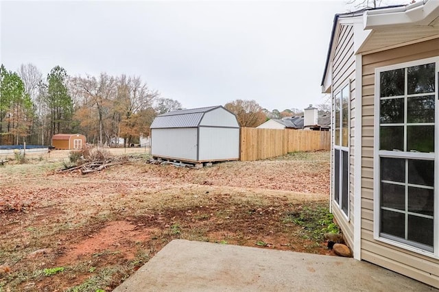 view of yard with a storage shed