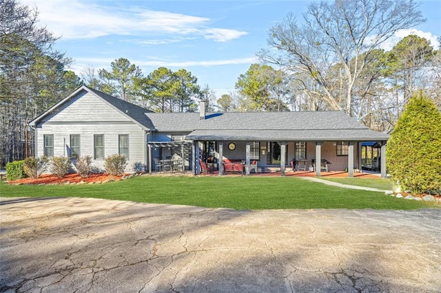 single story home with a front yard