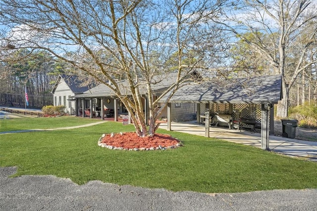 view of front of home with a carport and a front lawn