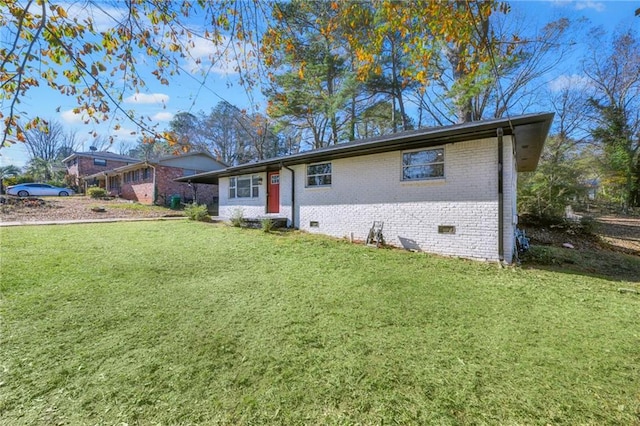 view of front of property featuring a front yard