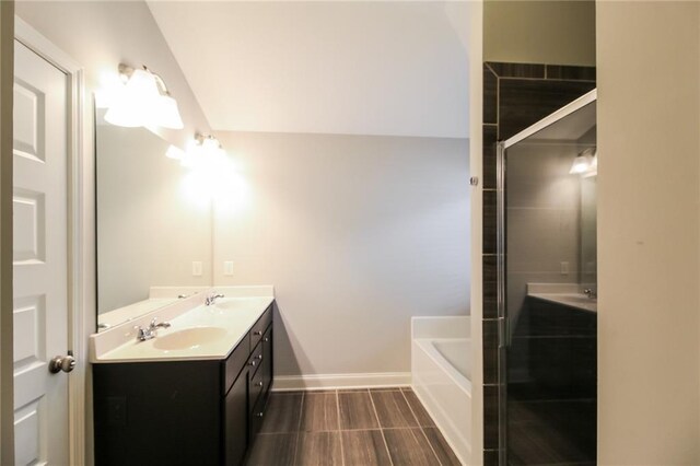 spare room featuring dark wood-type flooring and ceiling fan