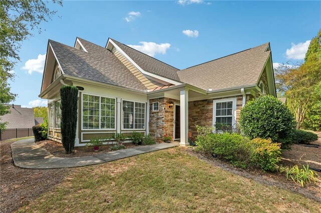 view of front of home featuring a front lawn