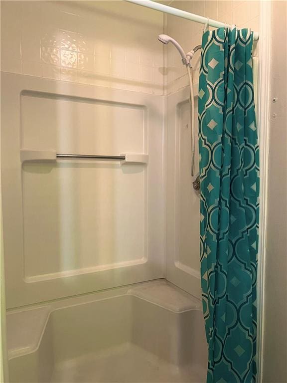 5607 Mountainbrooke Ct, Stone Mountain, GA 30087 - bathroom featuring a shower with shower curtain