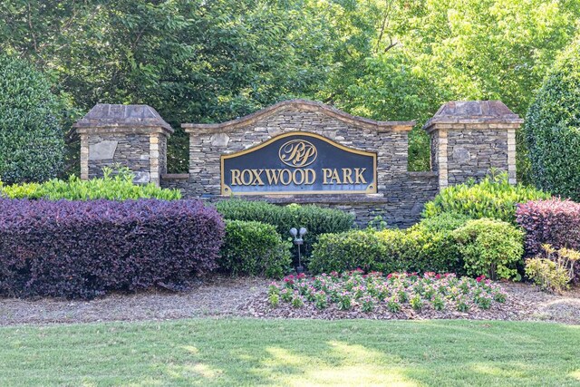 895 Roxfield Ct, Buford, GA 30518 - community / neighborhood sign featuring a yard