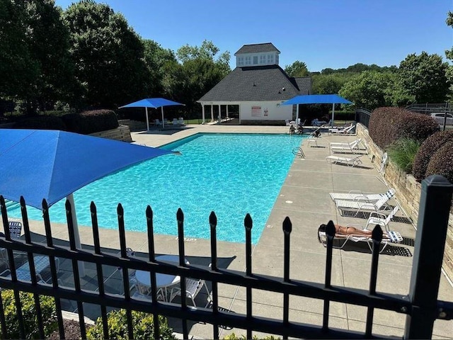 895 Roxfield Ct, Buford, GA 30518 - community pool with a patio