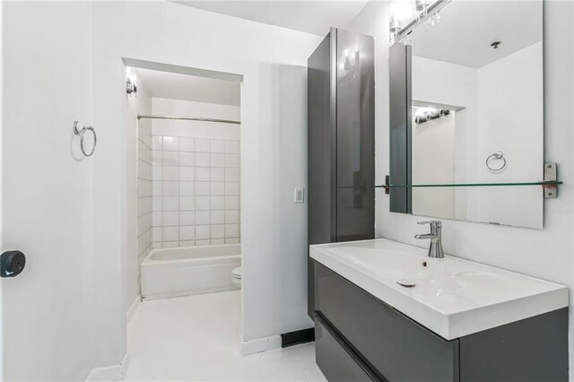 881 Memorial Dr SE Unit 307, Atlanta, GA 30316 - full bath with baseboards, toilet, vanity, and bathtub / shower combination