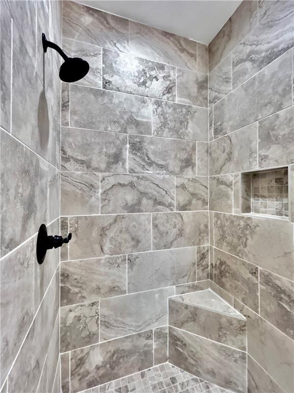 bathroom featuring a tile shower