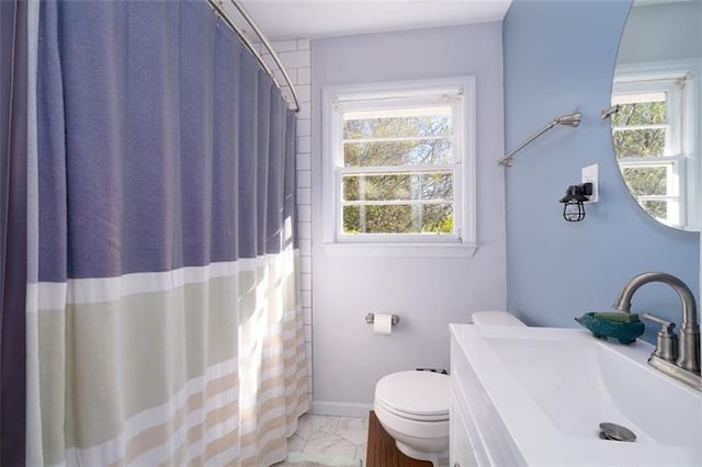 bathroom with vanity, curtained shower, plenty of natural light, and toilet