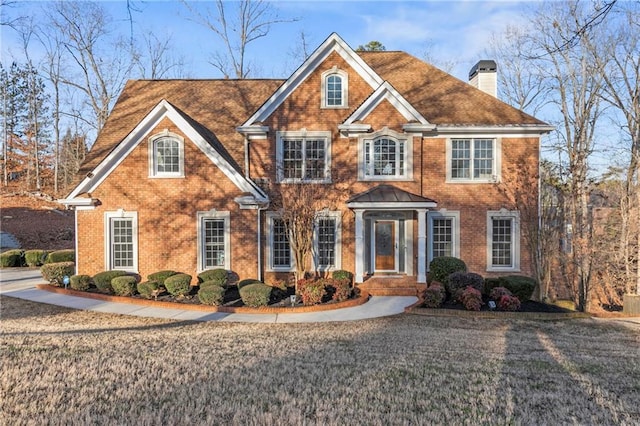 colonial home featuring a front yard