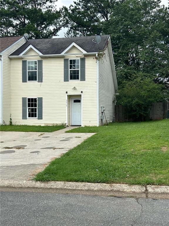 view of front of property featuring a front yard