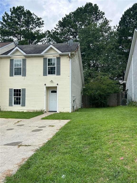 view of front of property with a front yard