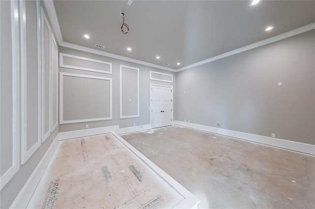 empty room featuring crown molding, recessed lighting, and baseboards