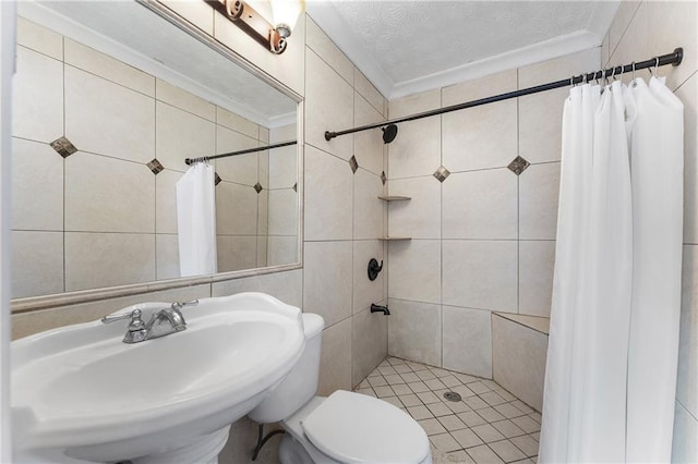 1491 Black Hickory Pl, Norcross, GA 30093 - bathroom featuring tile walls, a tile shower, a sink, toilet, and a textured ceiling