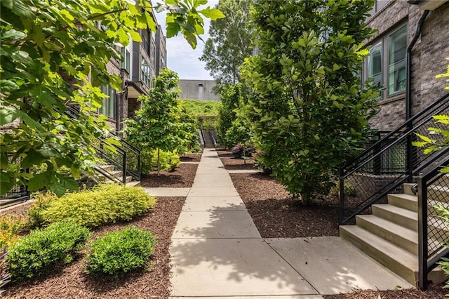 399 Pratt Dr SE, Atlanta, GA 30315 - surrounding community with stairs