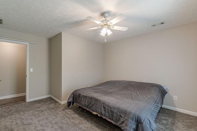 bedroom featuring a textured ceiling, carpet flooring, and ceiling fan