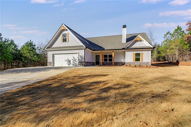 view of front of property featuring a front lawn and a garage