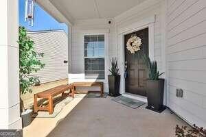 property entrance featuring a porch