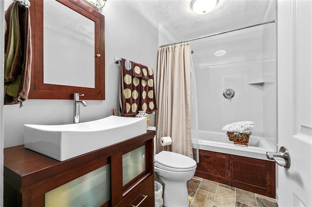 full bathroom featuring a textured ceiling, vanity, toilet, and shower / bath combo with shower curtain