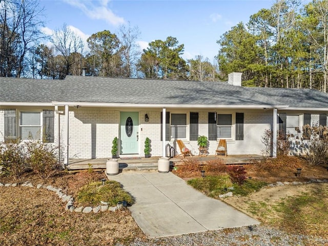 ranch-style house featuring covered porch