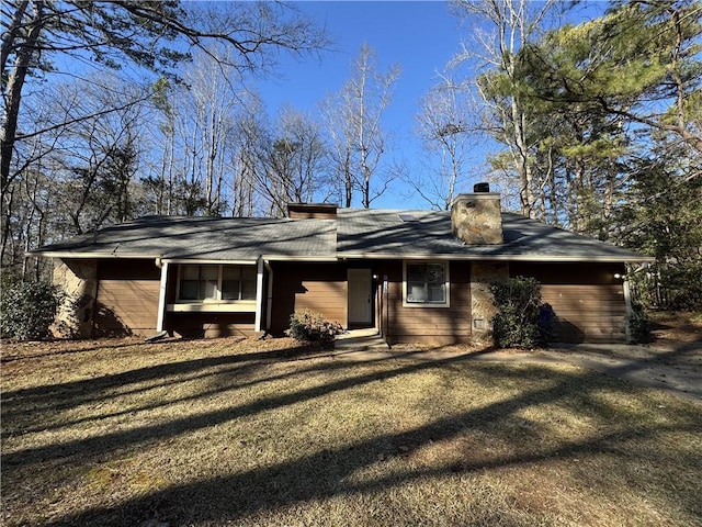 ranch-style home featuring a front lawn