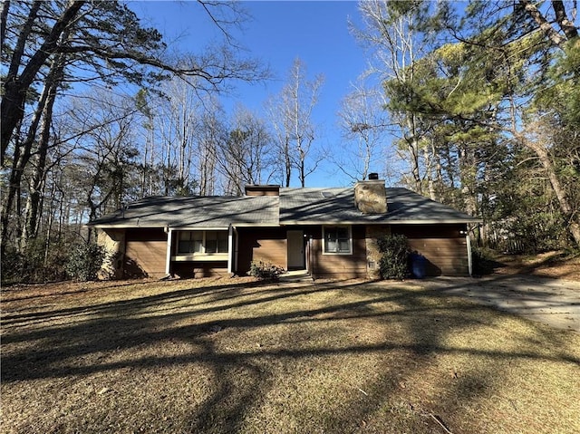 single story home featuring a front yard