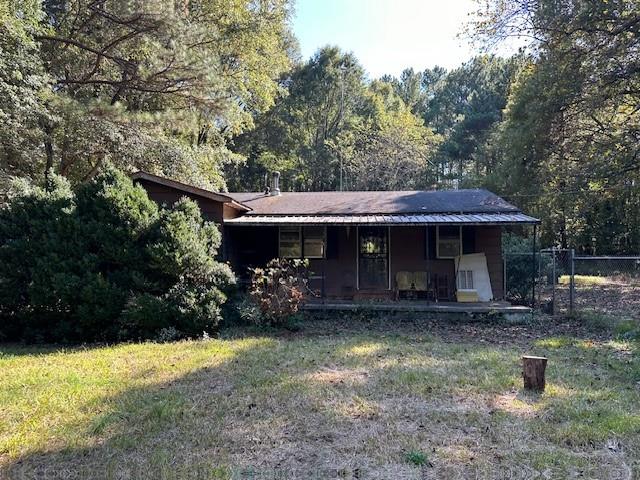 single story home featuring a front lawn