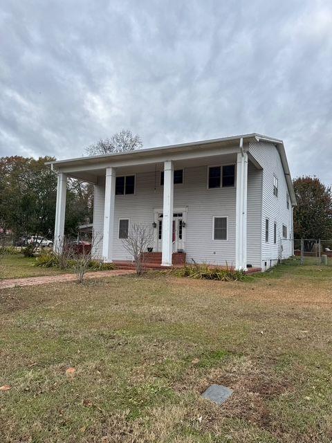 view of front of house with a front yard