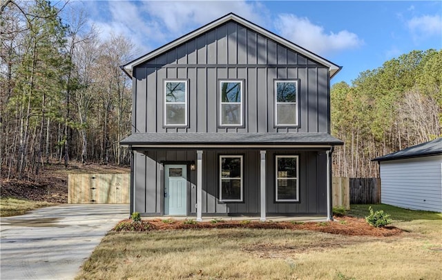 view of front of house featuring a front yard